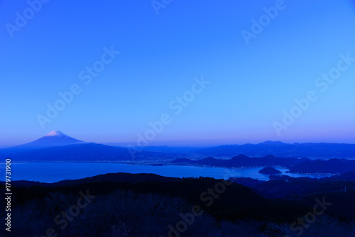 静岡 夕暮れ時の富士山と駿河湾 達磨山からの風景