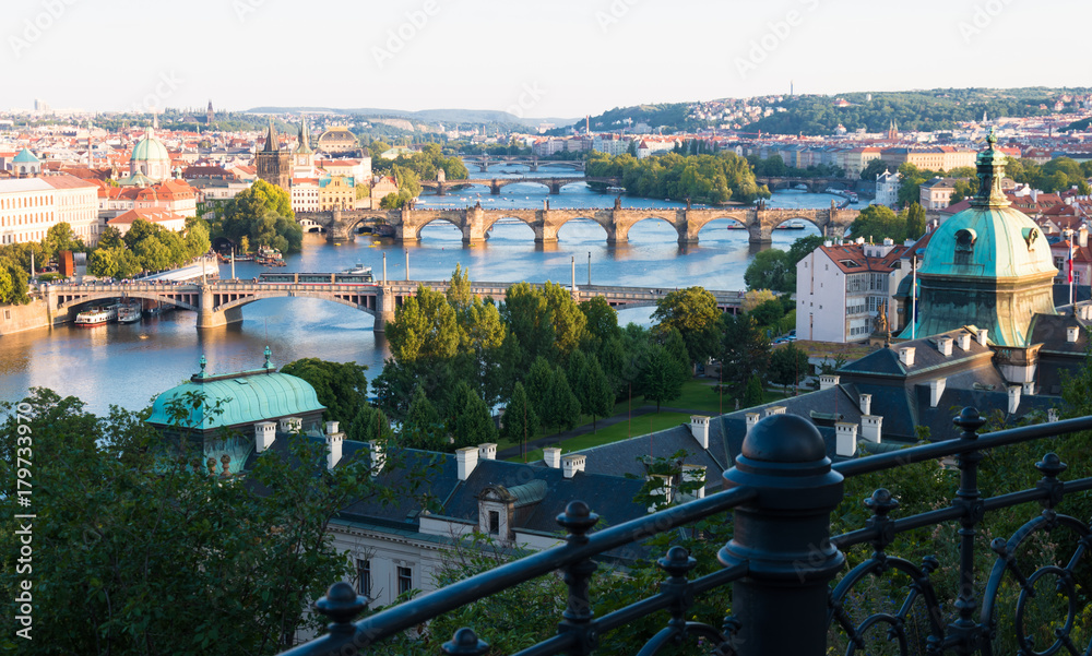 Obraz premium Panorama der Karlsbrücke in Prag im Abendlicht