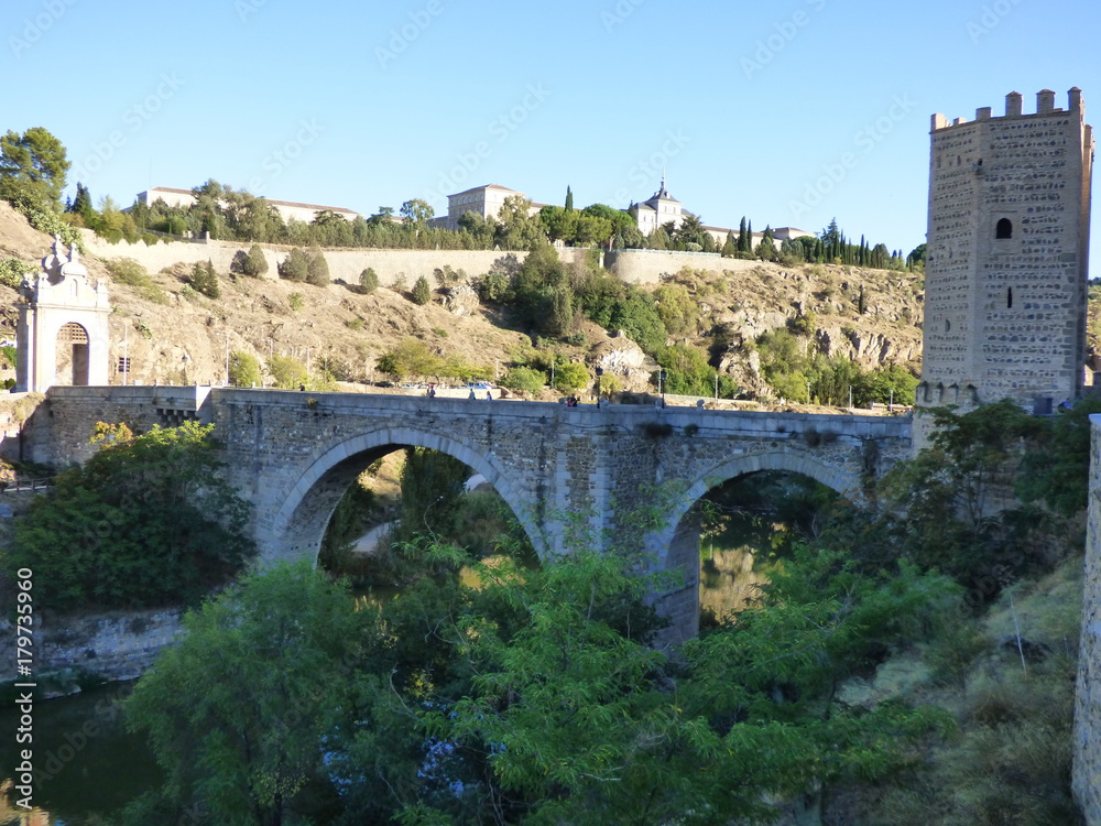 El puente de San Martín es un puente medieval sobre el río Tajo, situado en la zona oeste de la ciudad española de Toledo