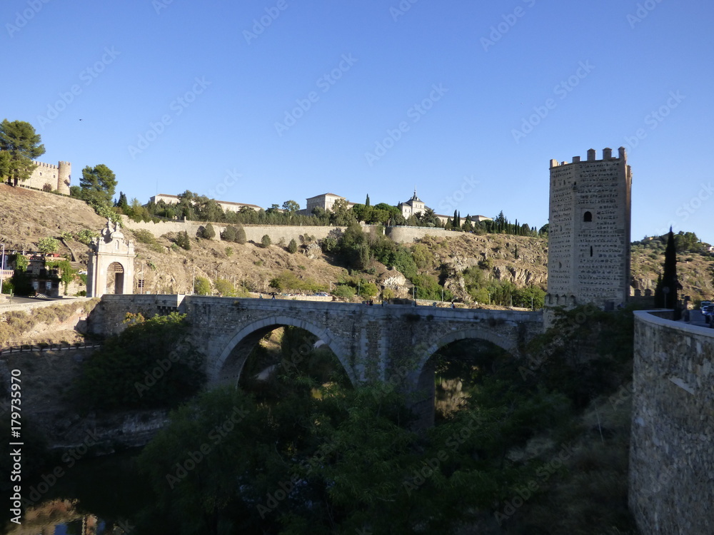 Toledo,ciudad de España, capital de la provincia homónima, de la comunidad autónoma de Castilla La Mancha y antigua sede de la Corte de Castilla
