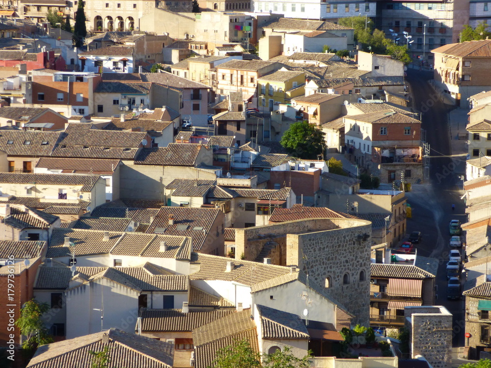 Fototapeta premium Toledo es una joya que tiene España. Abrazada por el río Tajo, ofrece entre sus murallas una espectacular muestra de la historia del arte español