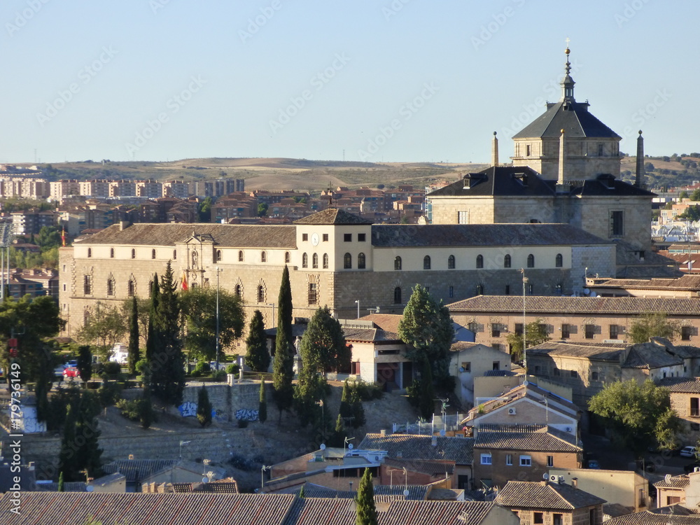 Toledo es una joya que tiene España. Abrazada por el río Tajo, ofrece entre sus murallas una espectacular muestra de la historia del arte español