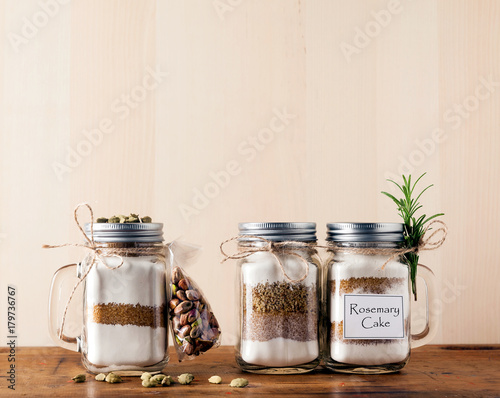 Foto mix of flour, sugar, nuts for baking in a jar . Handmade gift.