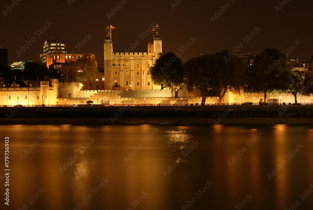 Tower of London w Londynie, panorama w nocy z przeciwnego brzegu Tamizy, długi czas naświetlania