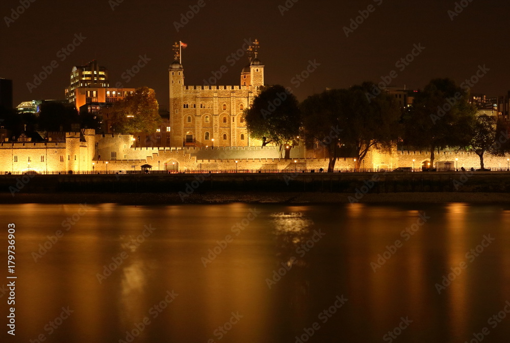 Obraz premium Tower of London w Londynie, panorama w nocy z przeciwnego brzegu Tamizy, długi czas naświetlania