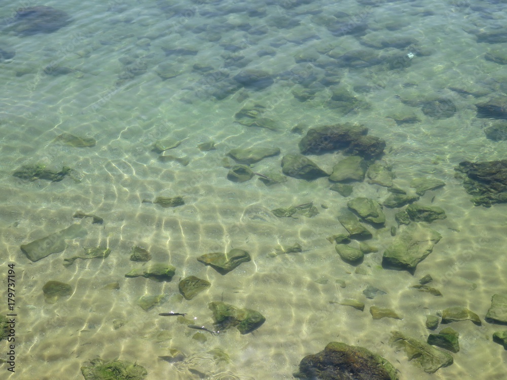 Fototapeta premium rochers dans l'eau cristalline