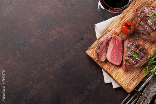 Grilled fillet steak with wine