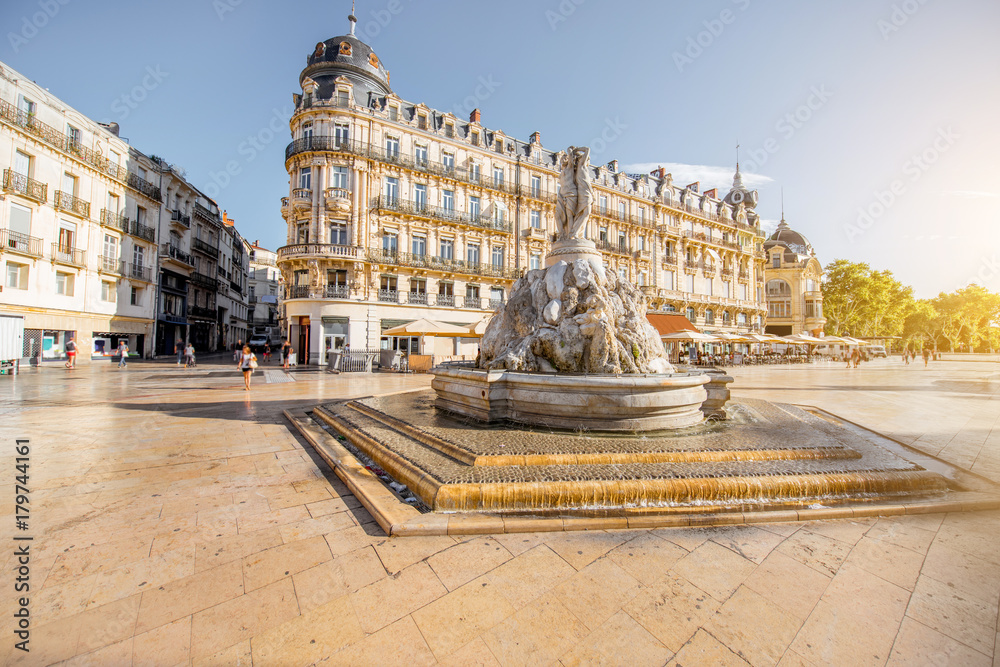 Naklejka premium Zobacz na placu komedii z fontanną trzech łask podczas porannego światła w mieście Montpellier w południowej Francji
