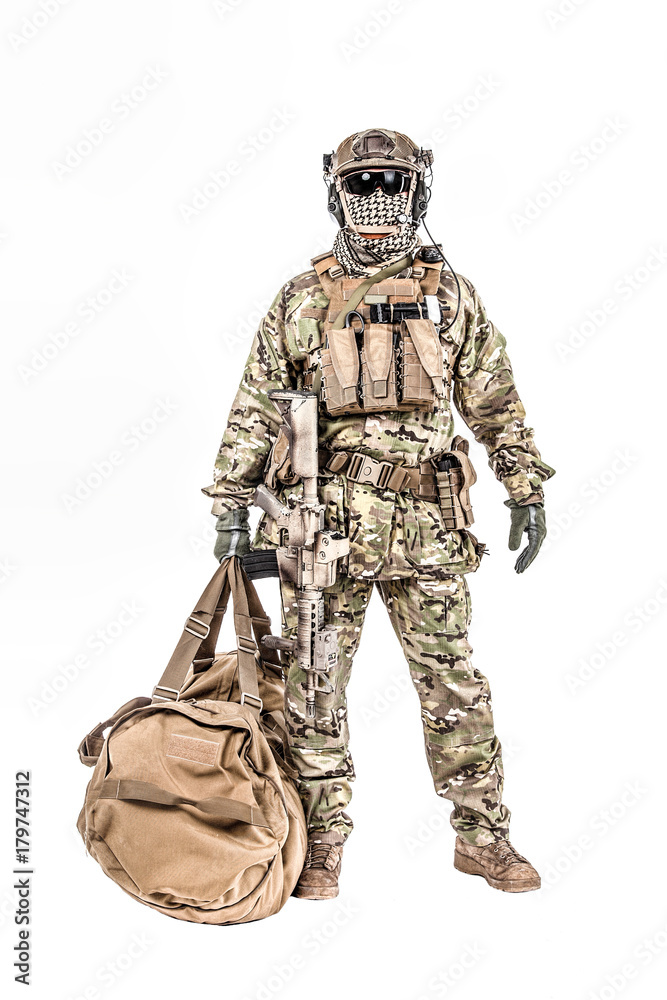 Obraz premium Soldier standing with duffel bag studio shot