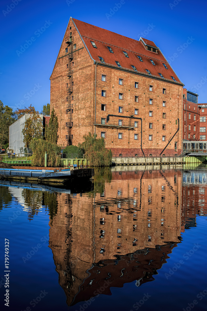 Fototapeta premium Speichergebäude in Berlin Tegel