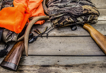 Papier peint photo Chasser Équipement de chasse au cerf rustique  © ehrlif