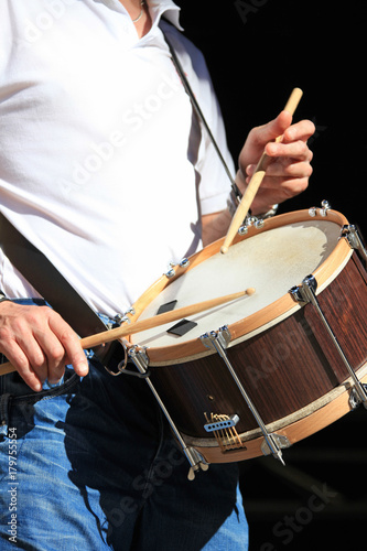 hombre tocando el tambor país vasco 7964-f17 photo