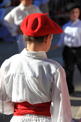 folklore niño dantzari con boina roja baile país vasco 7968-f17