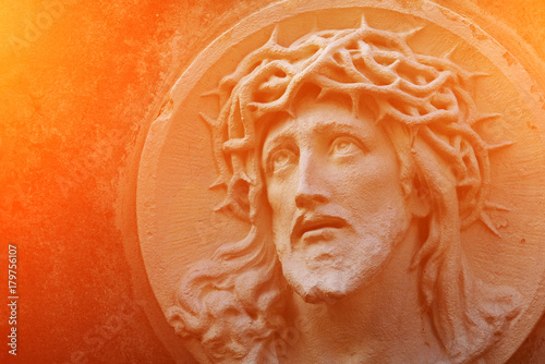 Obraz na płótnie The face of Jesus Christ in a crown of thorns as a symbol of suffering and salvation of mankind. (healing, spiritual development, religious events - the concept) w salonie
