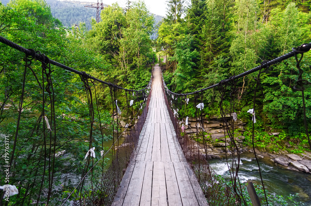 Fototapeta Drewniany most na zawiasach przez rzekę.