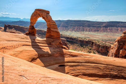 Arches National Park, Utah, USA: Delicate Arch in background with surrounding sandstone plateau Fototapet