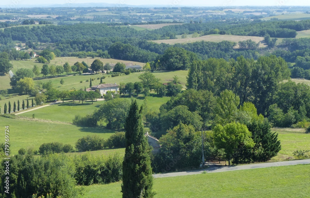 Paesaggio verdeggiante dell'Occitania nel sud ovest della Francia Paesaggio verdeggiante dell'Occitania nel sud ovest della Francia