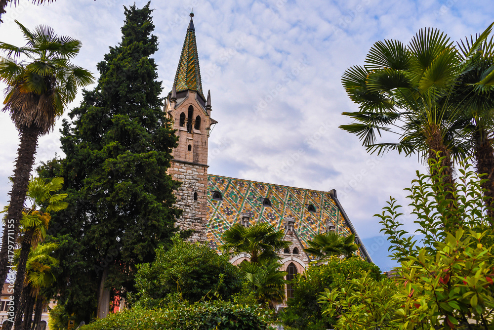Evangelische Kirche in Arco mit Palmen