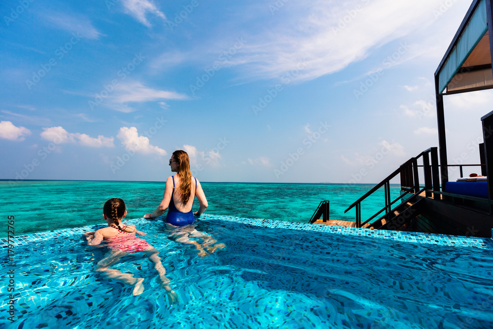Obraz premium Mother and daughter at resort