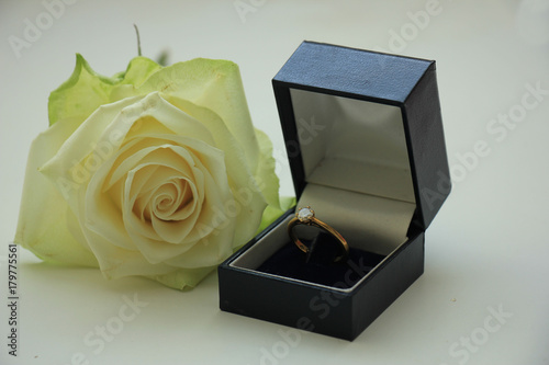 Engagement ring in box © Studio Porto Sabbia