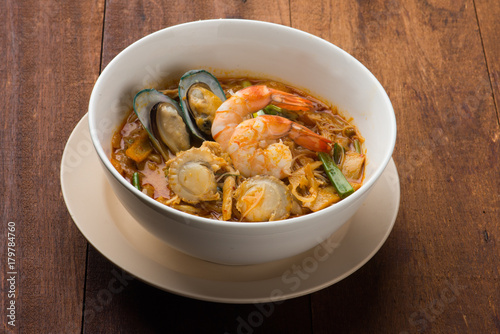 tom yam seafood noodle