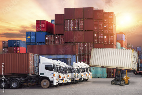 Fotografie Industrial crane loading container to truck for Logistic Import Export backgroun