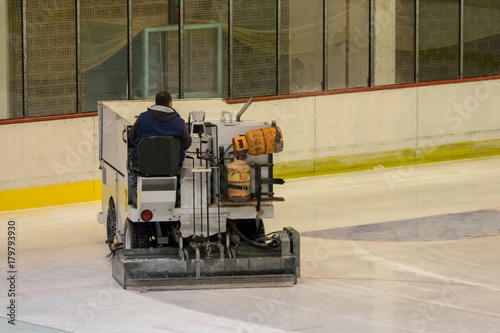 Ice resurfacing machine