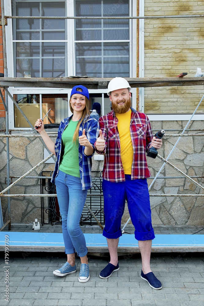 Obraz premium Couple building a house