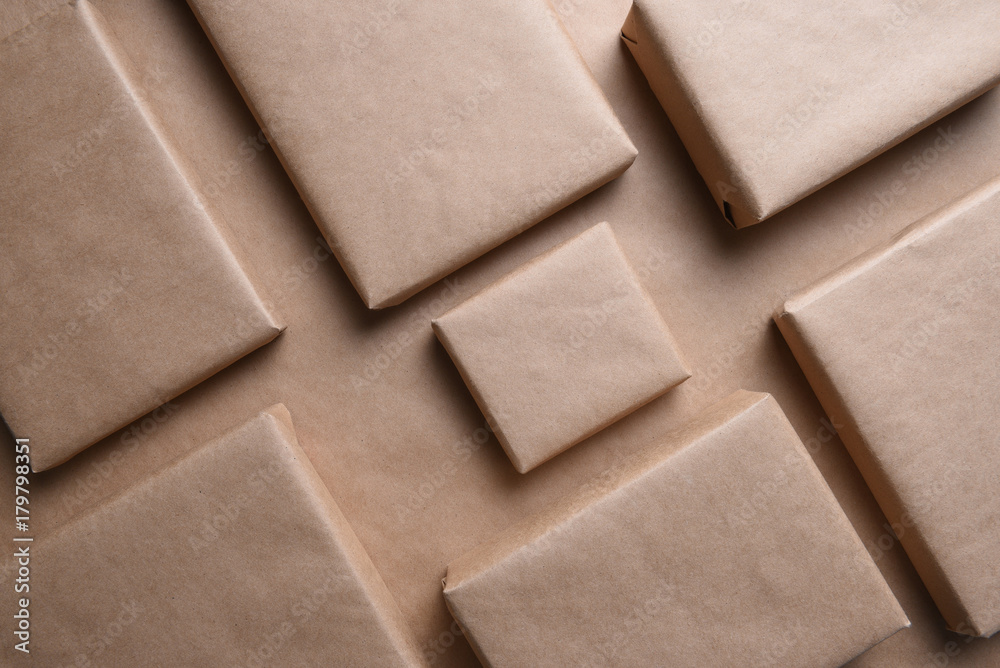 Φωτογραφία Plain Brown Packages