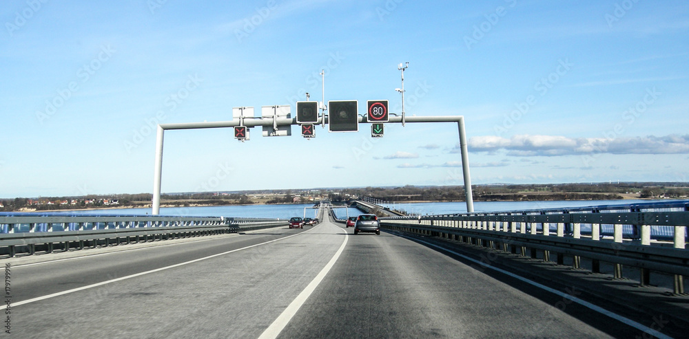 Fototapeta premium Rügenbrücke, Hansestadt Stralsund, Verbindung Insel Rügen 