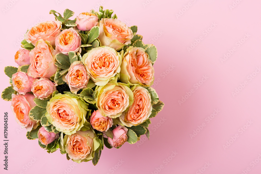 Obraz premium Beautiful pink roses in a box