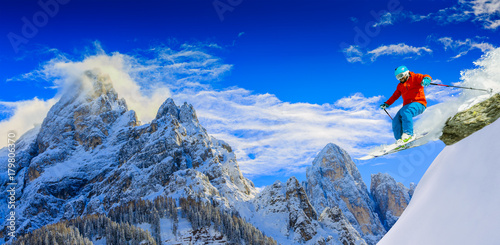 Valokuva Skiing with amazing panorama of Pale di Sant Martino di Castrozza, Dolomites mou