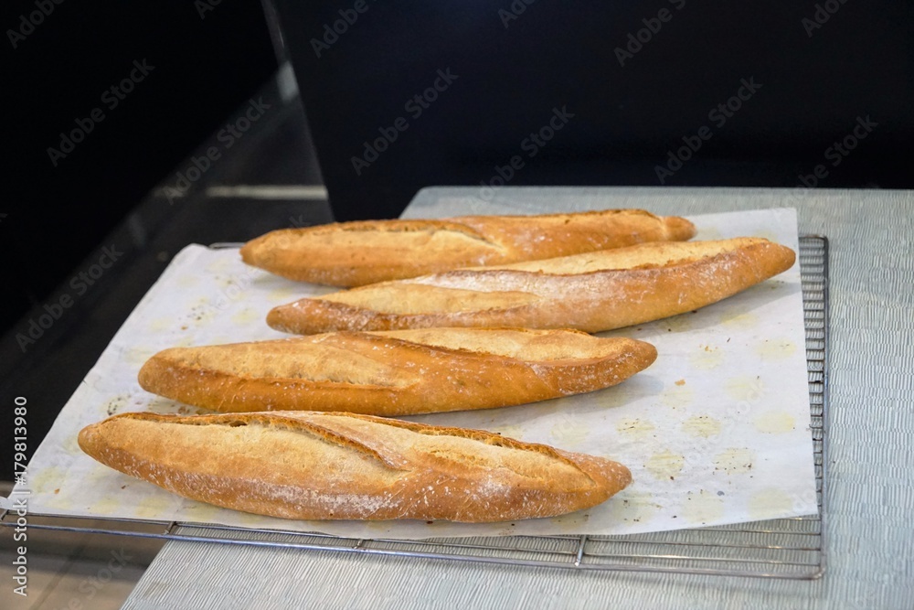 Kuchen und Brot in einer französischen Bäckerei in Südfrankreich Kuchen und Brot in einer französischen Bäckerei in Südfrankreich