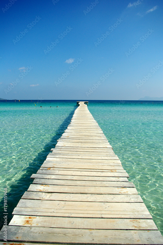 Fototapeta premium boardwalk to the sea horizon