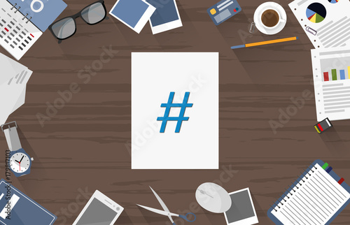 Hashtag - Verlinken - Dokument auf Schreibtisch