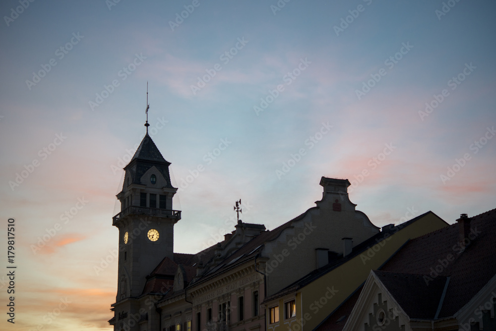 Rathaus und Nachbargebäude in der Dämmerung vor dem bunten Abendhimmel Rathaus und Nachbargebäude in der Dämmerung vor dem bunten Abendhimmel