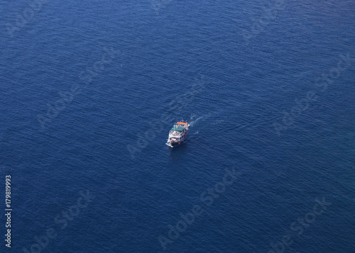 Statek turystyczny płynący po morzu Egejskim