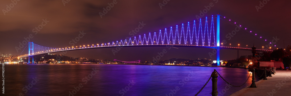 Obraz premium Most Bosfor w nocy w Stambule