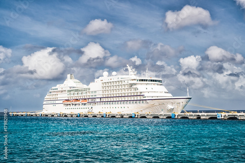 Fototapeta Naklejka Na Ścianę i Meble -  Luxury big cruise ship