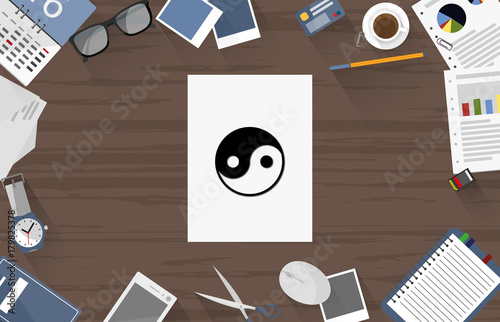 Yin-yang - Dokument auf Schreibtisch