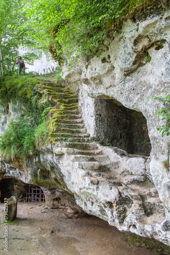 Peyzac le Moustier. La Roque saint Christophe. Escalier taillé dans la pierre.Dordogne. Nouvelle-Aquitaine