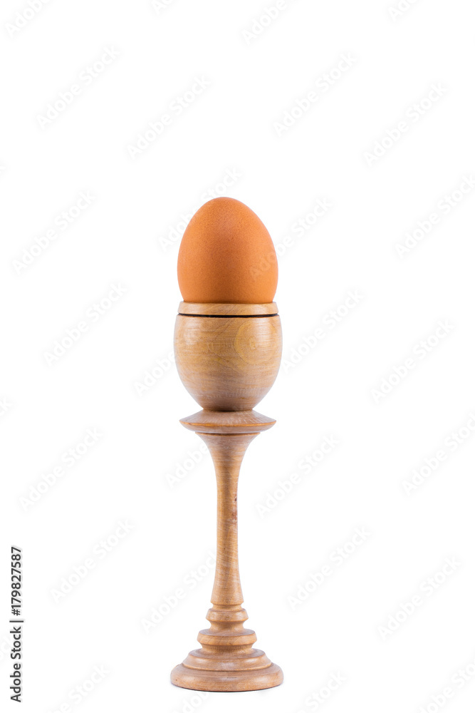 œuf sur un cocotier sur fond blanc Photos | Adobe Stock