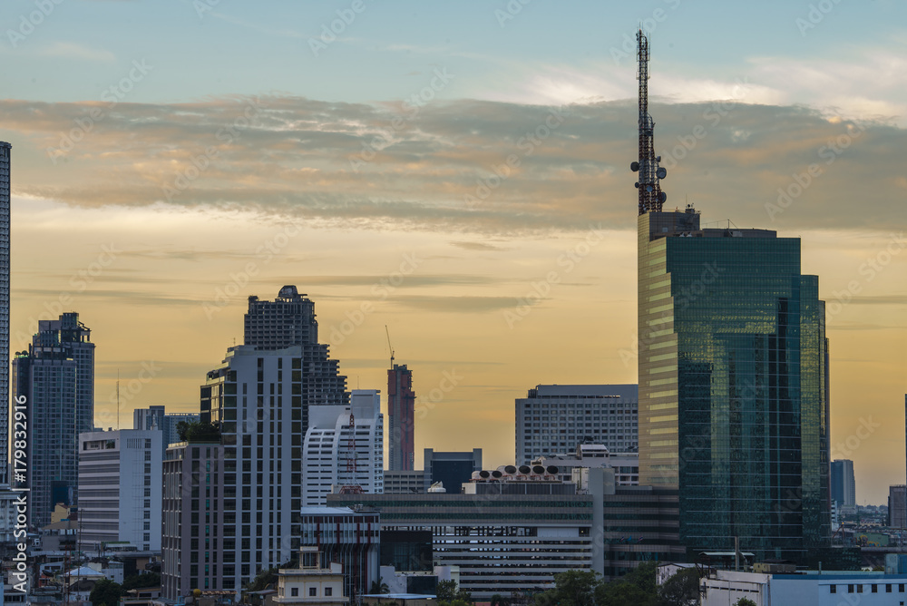 Naklejka premium Bangkok skyline at twilight, Thailand.