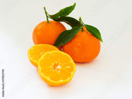clementine su sfondo bianco con luce naturale