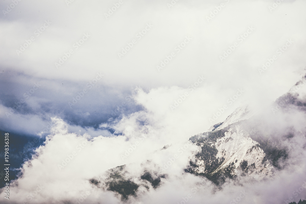 Paysage de montagne nuageuse