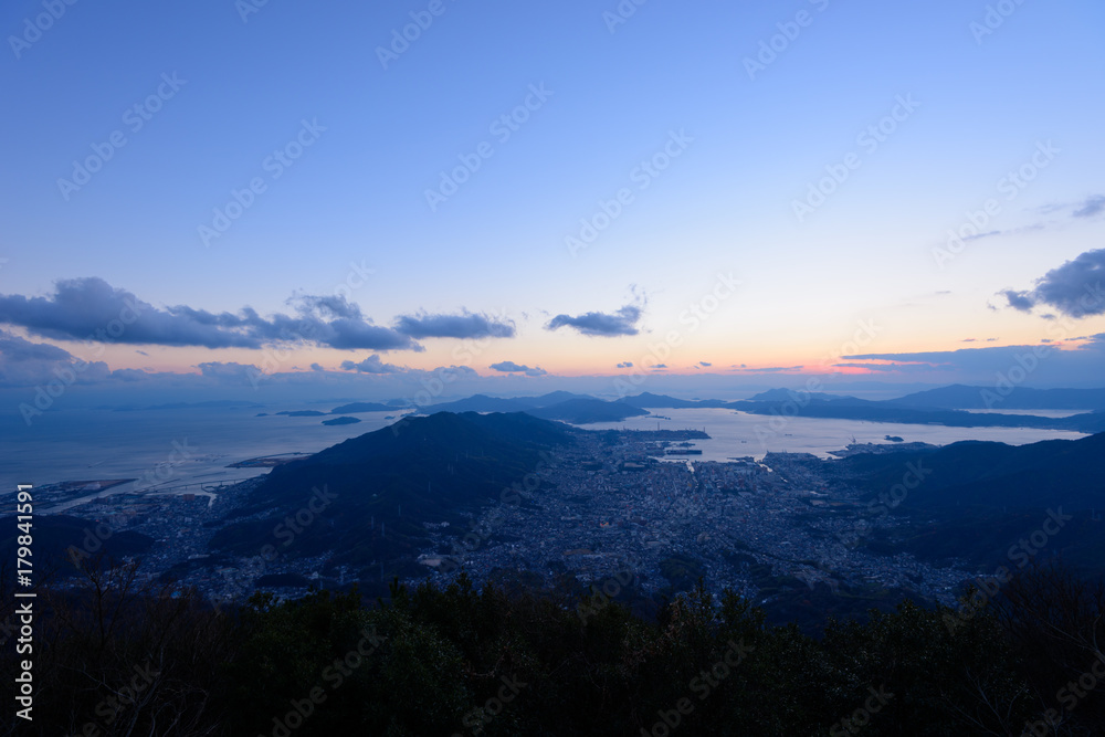 Obraz premium 広島 呉の夕暮れ 灰ヶ峰からの眺め