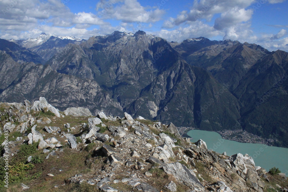 Traumhaft schöne Alpenlandschaft / Blick vom Monte Berlinghera über den Lago di Mezzolo zu den Gipfeln der Bernina-Alpen