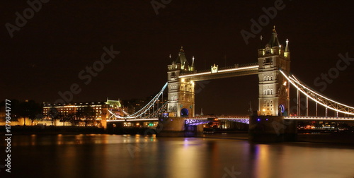 Most Tower Bridge w Londynie, widok w nocy, długi czas naśiwtlania