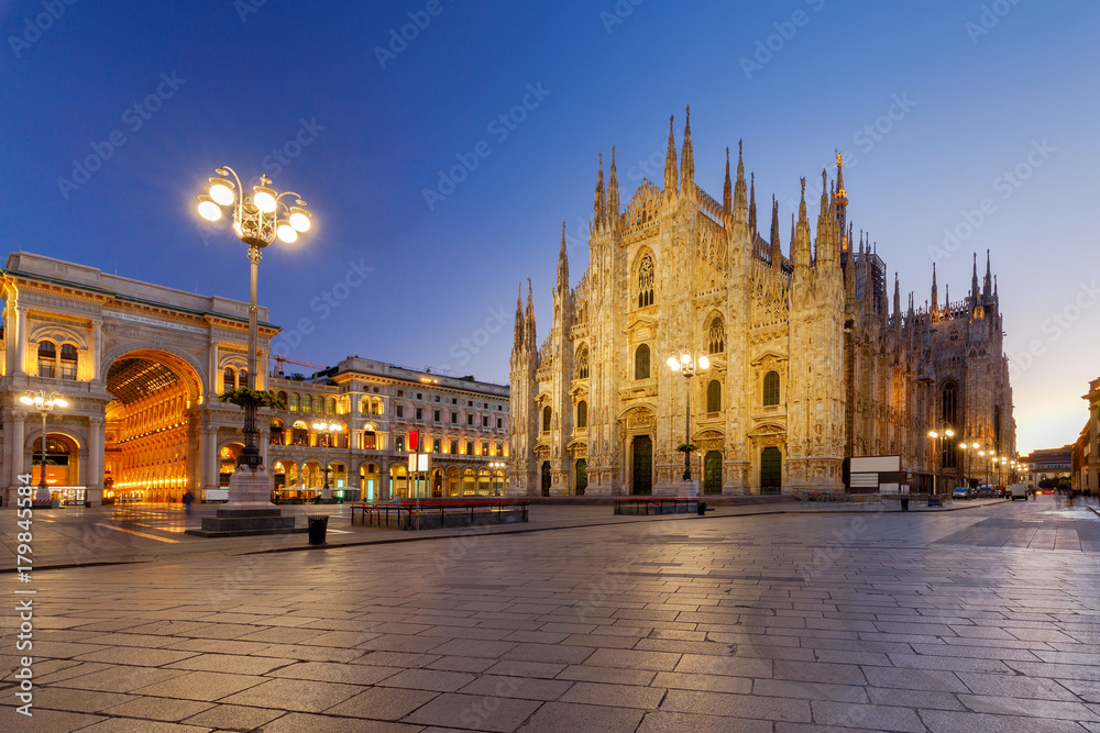 Fototapeta premium Milan. Cathedral of the Nativity of the Virgin Mary at dawn.