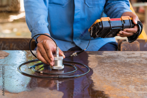 Canvas-taulu Ultrasonic test to detect imperfection or defect of steel plate in factory, NDT Inspection